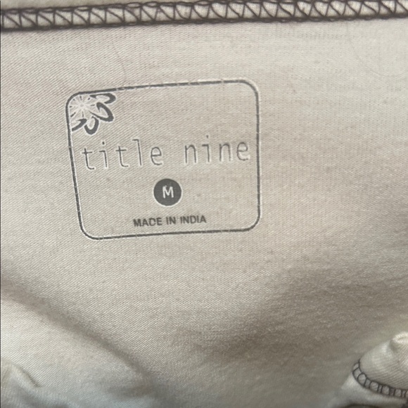 Title Nine White and Gray Patterned Long Sleeve Top - Picture 3 of 4